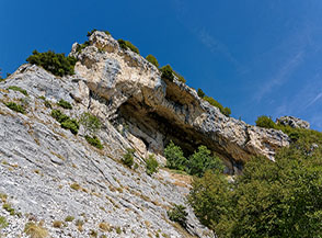 Il grande tetto roccioso che nasconde la Grotta-Eremo di Sant&rsquo;Angelo.