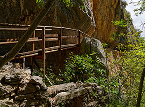 La passerella di legno che introduce a la Loggetta: tratto di un vecchio acquedotto scavato nella roccia.