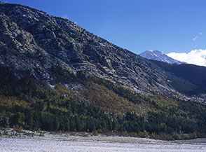 Le coste rocciose su cui &egrave; abbarbicato l&rsquo;Eremo di Sant&rsquo;Onofrio al Morrone.