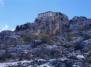 La possente costruzione dell&rsquo;Eremo di Sant&rsquo;Onofrio al Morrone.