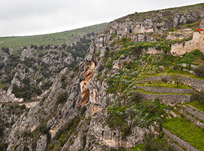 Scorcio sulle terrazze degli orti dell&rsquo;Abbazia di Santa Maria di Pulsano tra le selvagge rupi che la circondano.