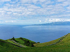 Vista sull&rsquo;oceano del versante meridionale dell&rsquo;Isola di S&atilde;o Jorge.