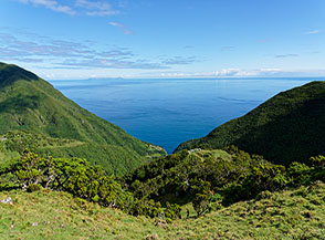 L&rsquo;oceano azzurro come il cielo si spande davanti a noi (Sentiero Faj&atilde; da Caldeira de Santo Cristo).