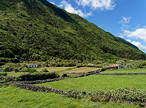 I verdi campi della Faj&atilde; da Caldeira de Santo Cristo.