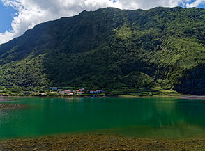 La laguna della Faj&atilde; da Caldeira de Santo Cristo.