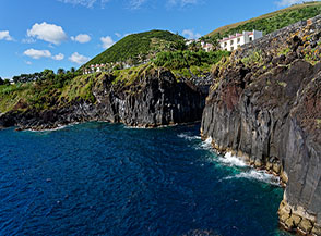 La nera scogliera basaltica di Ponta das Eiras.