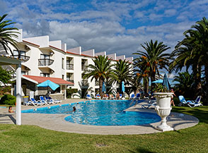 La piscina dell&rsquo;Hotel Garden a Velas.