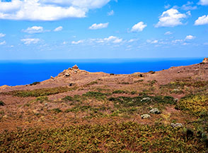Il vasto terrazzo pascolivo di Dirittusu Angona sull&rsquo;Isola di Alicudi.