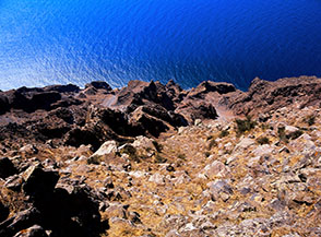 Scorcio sulle precipitevoli scogliere del lato Nord dell&rsquo;Isola di Alicudi.