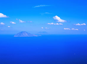 L&rsquo;Isola di Filicudi e Salina (in secondo piano) viste dalla cima di Filo dell&rsquo;Arpa ad Alicudi.