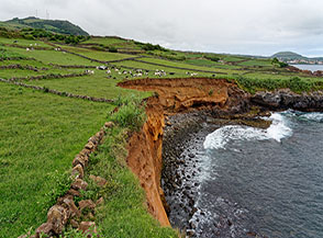 Un brusco salto interrompe i verdi pascoli che si protendono verso il mare (costa di S&atilde;o Sebasti&atilde;o).