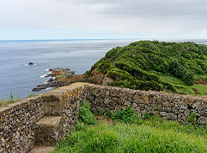 Postazione fortificata con vista sull&rsquo;isolotto Ilh&eacute;u da Mina.