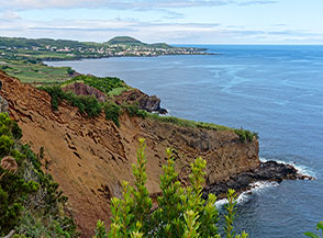 Scorcio sulla costa di S&atilde;o Sebasti&atilde;o con vista sullo sfondo su Porto Martins.