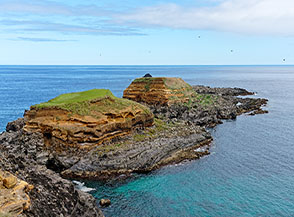 La graziosa Ilh&eacute;u da Mina a pochi metri dalla costa (Isola di Terceira).