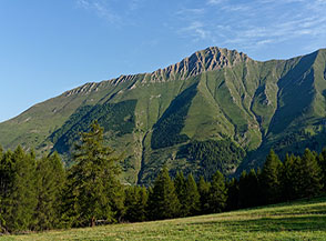 Vista sul Monte Pelvo che con la sua lunga dorsale domina il tratto della Val Chisone dove si trova Fenestrelle.