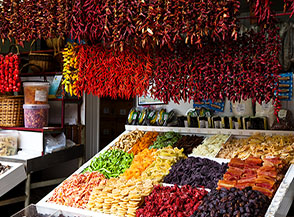 &ldquo;Una foto piccante&ldquo; (peperoncini e frutta secca ad un banco del mercato coperto di Funchal).