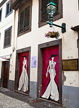 Portoni dipinti nel rione della Zona Velha (centro storico) di Funchal.