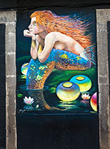 &ldquo;La sirena sognante&ldquo; (dipinto su portone nella Zona Velha di Funchal).