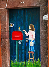 &ldquo;La ragazzina e il fringuello&ldquo; (dipinto su portone nella Zona Velha di Funchal).