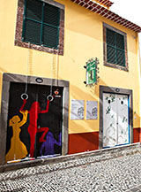 &ldquo;Ragazze agli anelli&ldquo; (dipinto su portone nella Zona Velha di Funchal).
