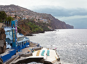Vista verso il promontorio di Cani&ccedil;o a Funchal.