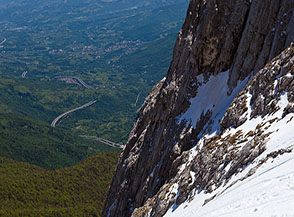 Scorcio sulle precipitose pareti dell&rsquo;Anticima Nord della Vetta Orientale al Corno Grande.