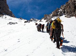 In buona compagnia su un ripido nevaio nella Valle delle Cornacchie.