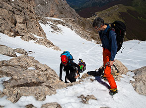 Passaggio delicato su roccia nella Valle delle Cornacchie.