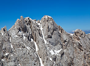Le punte rocciose che segnano la cima del Corno Piccolo.
