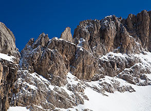 Paesaggio dolomitico: la spettacolare cresta rocciosa tra la Vetta Centrale e quella Orientale del Corno Grande (all&rsquo;estrema sx si vede la Forchetta Sivitilli).