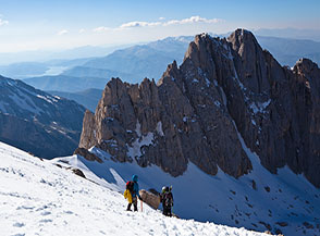 Sulla via del ritorno il sole si attarda ancora ad accarezzare le punte del Corno Piccolo.