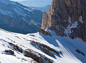 Sella dei Due Corni baciata dal sole del tardo pomeriggio.