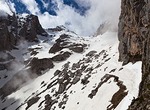 Affaccio sullo scenografico Vallone delle Cornacchie dal Passo delle Scalette.
