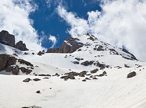 Le nuvole si aprono e lasciano intravedere l&rsquo;itinerario verso la Sella del Calderone.