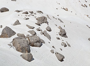 Escursionisti nel Vallone delle Cornacchie, sotto il Rifugio Franchetti.