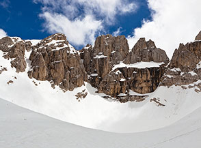 Dalla Sella del Calderone si apre allo sguardo la splendida sequenza di cime che contornano il ghiacciaio: da sx Vetta Orientale, Vetta Centrale e Torrione Cambi, molto evidente anche la grande Terrazza del Calderone.
