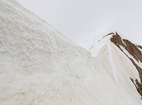 Particolare del muro di neve all&rsquo;uscita ...o entrata nel Ghiacciaio del Calderone.
