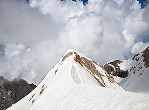 Sul filo nevoso della Cresta Nord della Vetta Occidentale del Corno Grande.