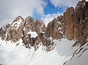 La spettacolare cresta delle tre vette del Corno Grande lato Calderone.