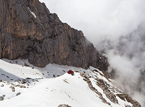 Il Rifugio Franchetti su una costola rocciosa al centro del Vallone delle Cornacchie.