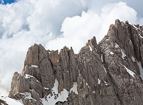Pilastri e campanili si accavallano sull&rsquo;impegnativa Cresta Sud del Corno Piccolo.