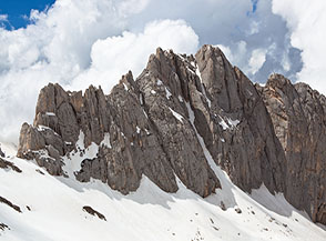Tutta la bellissima Cresta Sud del Corno Piccolo a partire dalla Sella dei Due Corni (estrema sx).