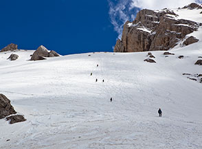 Il ripido pendio che dal Rifugio Franchetti conduce alla Sella del Calderone.