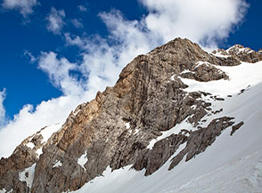 Scorcio sul versante occidentale dell&rsquo;Anticima Nord della Vetta Orientale al Corno Grande, tagliata in basso sulla sx dalla Via Ferrata Ricci.