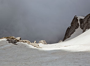 Affaccio su un ripido canale sotto il Passo delle Scalette.