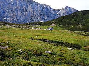 Il Gias Soprano di Sestrera al centro dei panoramici pascoli di Sestrera.