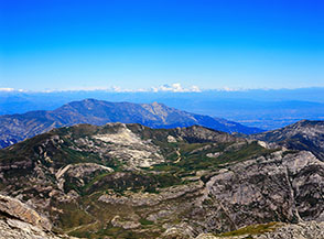 Dalla Cima delle Saline panorama verso nord-ovest; sulla linea d&rsquo;orizzonte fa capolino fra le nuvole il Monviso.