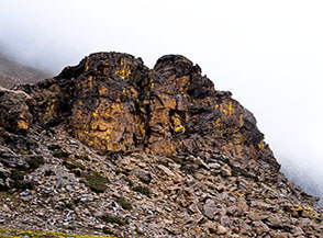 Guglie rocciose sul fondovalle in Alta Valle del Pis.