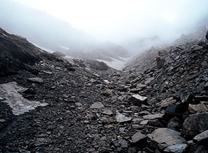 La solitaria valletta di sfasciumi che s&rsquo;incontra all&rsquo;altezza del Coulour del Porco, prima di raggiungere il Rifugio Giacoletti.