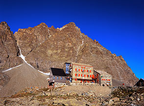 Il Rifugio Quintino Sella alla base della Parete Est del Monviso.